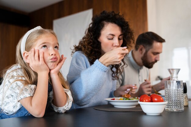 Primo piano sulla famiglia che si gode il cibo insieme