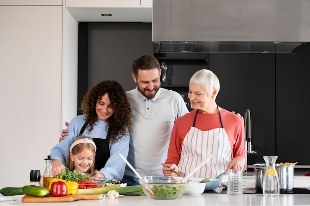 Primo piano sulla famiglia che si gode il cibo insieme