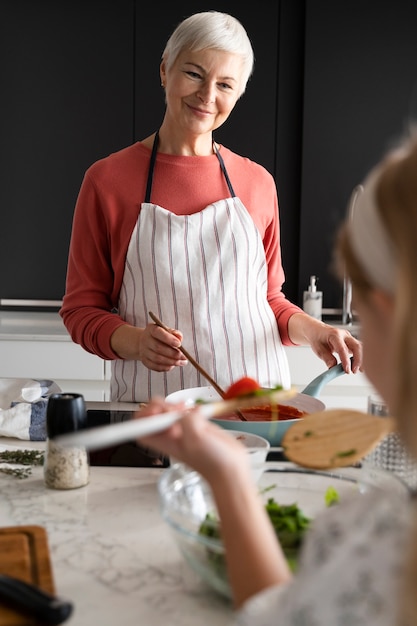 Primo piano sulla famiglia che si gode il cibo insieme