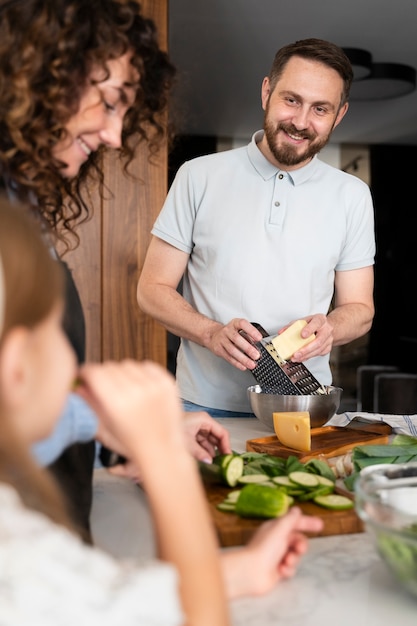 Primo piano sulla famiglia che si gode il cibo insieme