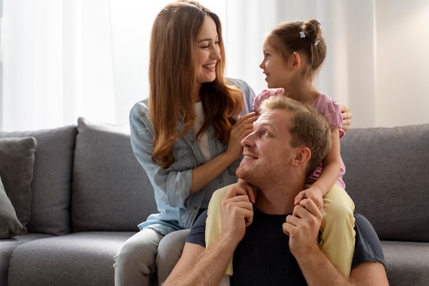 Primo piano sulla famiglia felice che trascorre del tempo insieme