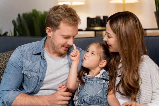 Primo piano sulla famiglia felice che trascorre del tempo insieme