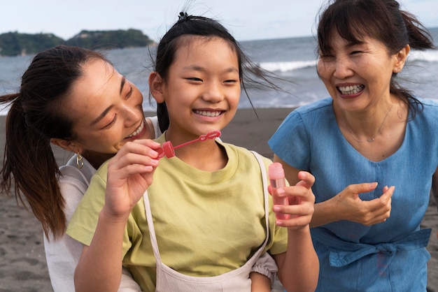 Primo piano sulla famiglia giapponese che si diverte