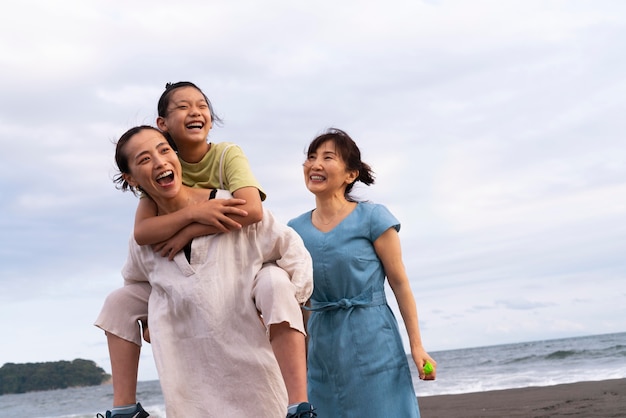 Primo piano sulla famiglia giapponese che si diverte