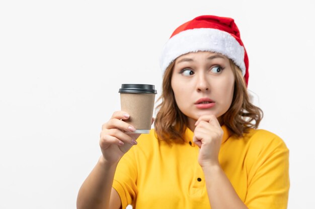 Primo piano sulla giovane donna graziosa che indossa il cappello di Natale isolato