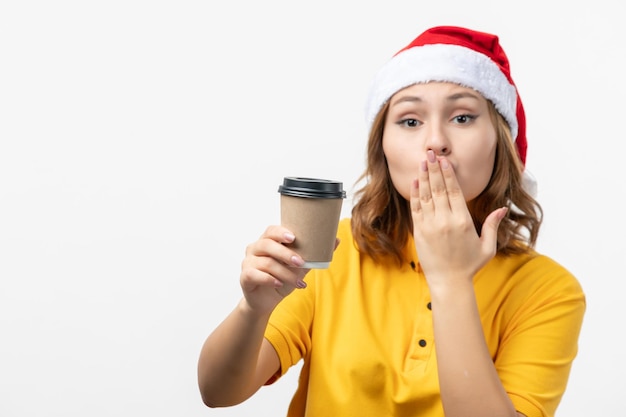 Primo piano sulla giovane donna graziosa che indossa il cappello di Natale isolato