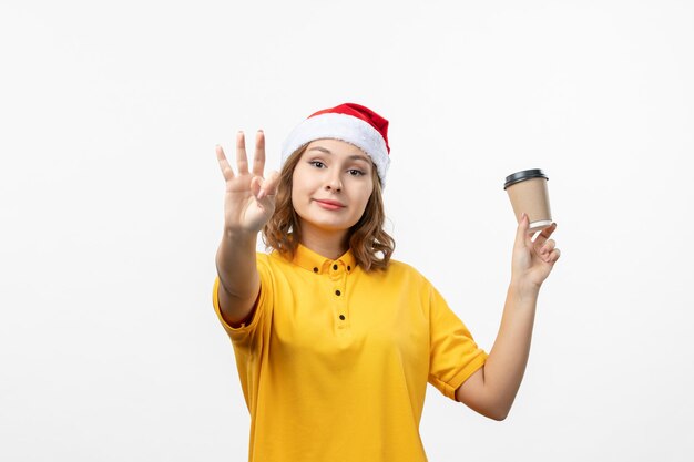 Primo piano sulla giovane donna graziosa che indossa il cappello di Natale isolato