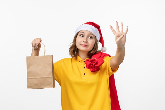 Primo piano sulla giovane donna graziosa che indossa il cappello di Natale isolato