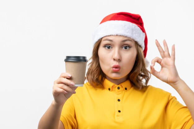 Primo piano sulla giovane donna graziosa che indossa il cappello di Natale isolato