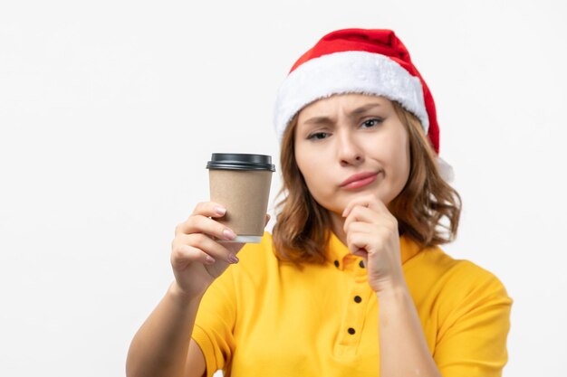 Primo piano sulla giovane donna graziosa che indossa il cappello di Natale isolato