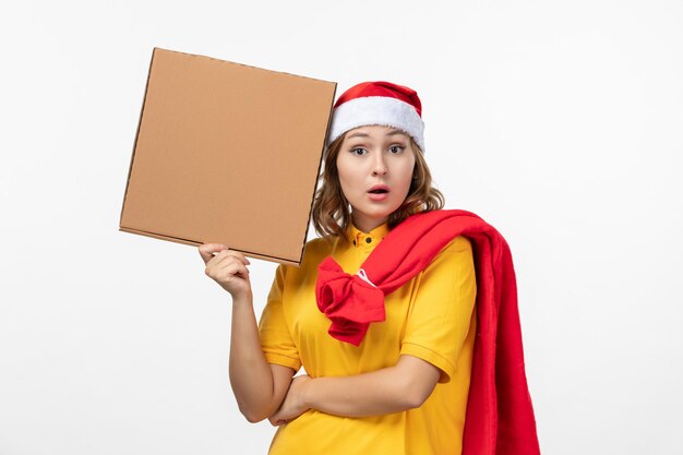 Primo piano sulla giovane donna graziosa che indossa il cappello di Natale isolato