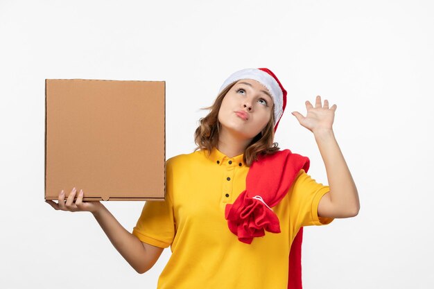 Primo piano sulla giovane donna graziosa che indossa il cappello di Natale isolato