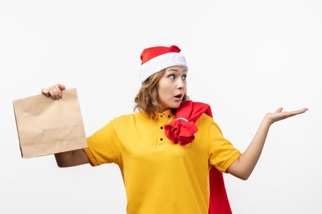 Primo piano sulla giovane donna graziosa che indossa il cappello di Natale isolato