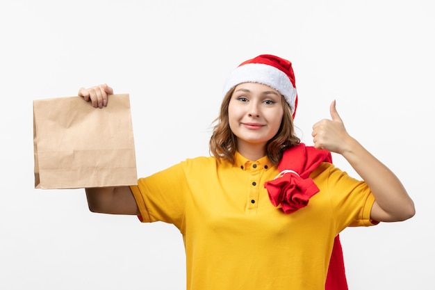 Primo piano sulla giovane donna graziosa che indossa il cappello di Natale isolato