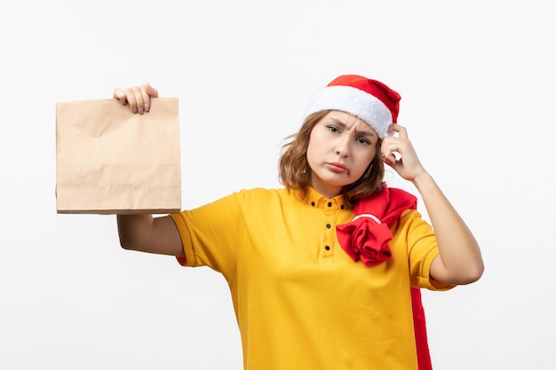 Primo piano sulla giovane donna graziosa che indossa il cappello di Natale isolato