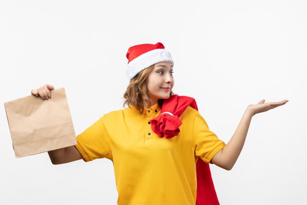 Primo piano sulla giovane donna graziosa che indossa il cappello di Natale isolato