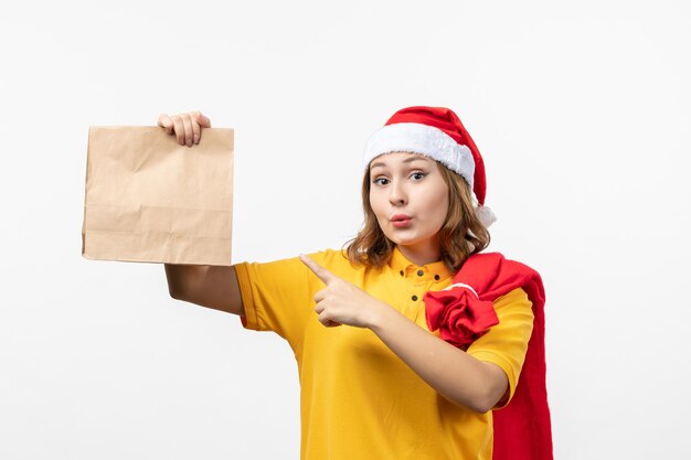 Primo piano sulla giovane donna graziosa che indossa il cappello di Natale isolato