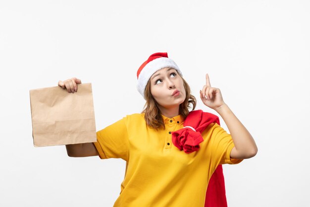 Primo piano sulla giovane donna graziosa che indossa il cappello di Natale isolato