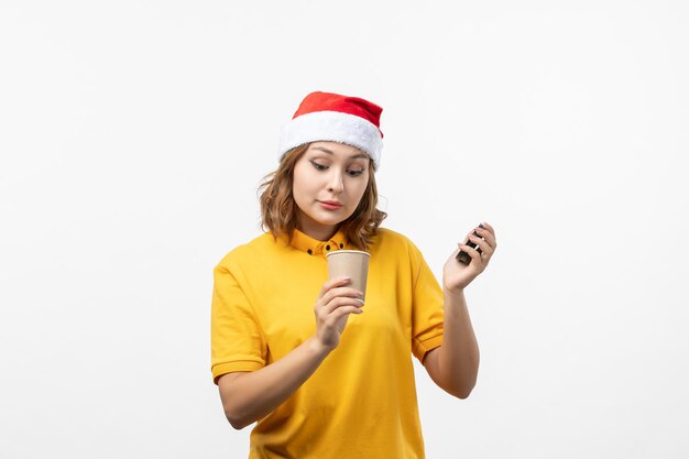 Primo piano sulla giovane donna graziosa che indossa il cappello di Natale isolato