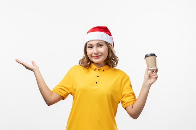 Primo piano sulla giovane donna graziosa che indossa il cappello di Natale isolato