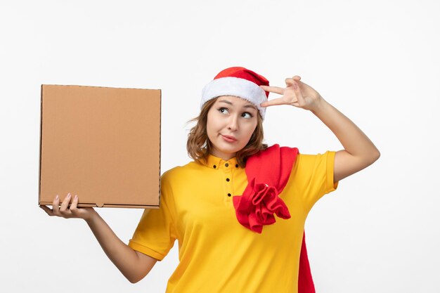 Primo piano sulla giovane donna graziosa che indossa il cappello di Natale isolato