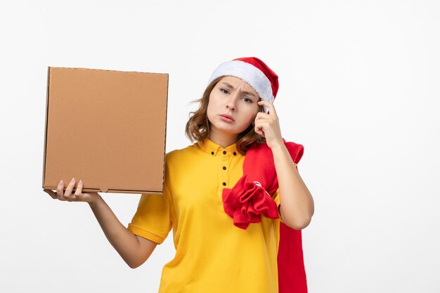 Primo piano sulla giovane donna graziosa che indossa il cappello di Natale isolato