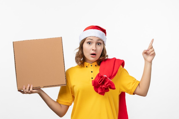 Primo piano sulla giovane donna graziosa che indossa il cappello di Natale isolato