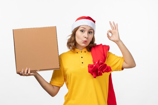 Primo piano sulla giovane donna graziosa che indossa il cappello di Natale isolato