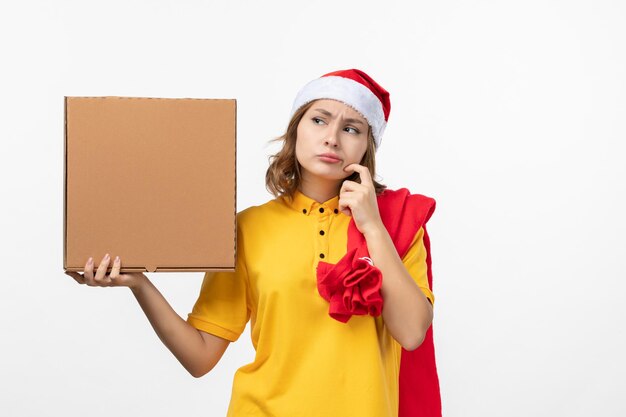 Primo piano sulla giovane donna graziosa che indossa il cappello di Natale isolato