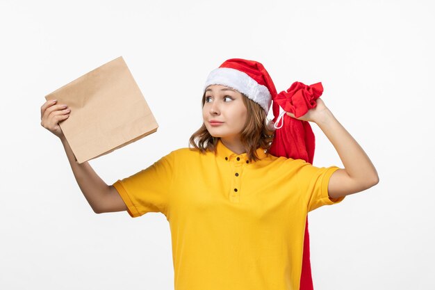 Primo piano sulla giovane donna graziosa che indossa il cappello di Natale isolato