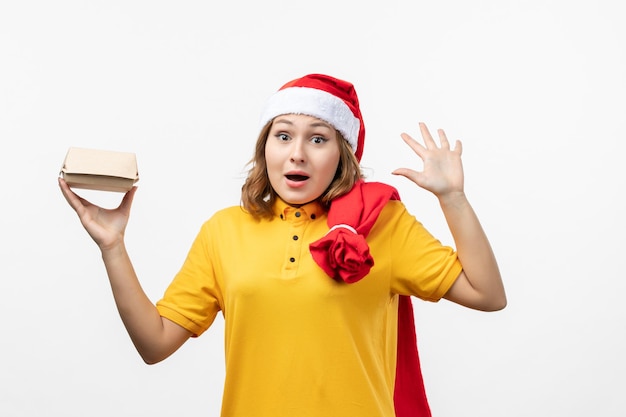 Primo piano sulla giovane donna graziosa che indossa il cappello di Natale isolato