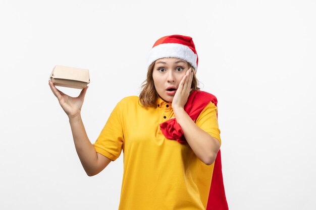 Primo piano sulla giovane donna graziosa che indossa il cappello di Natale isolato