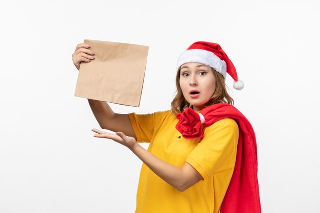 Primo piano sulla giovane donna graziosa che indossa il cappello di Natale isolato