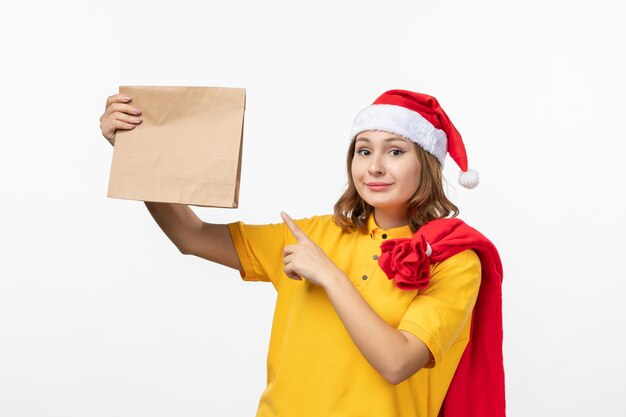 Primo piano sulla giovane donna graziosa che indossa il cappello di Natale isolato