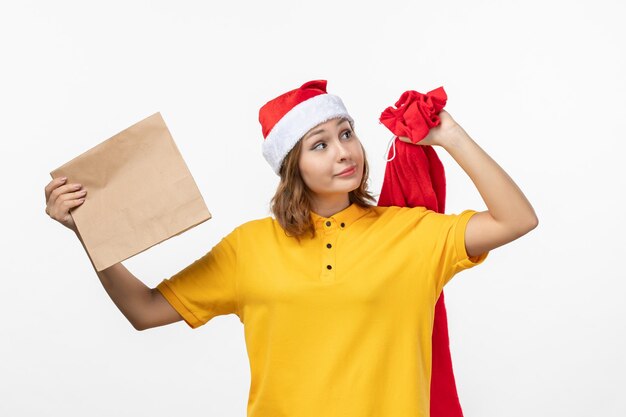 Primo piano sulla giovane donna graziosa che indossa il cappello di Natale isolato