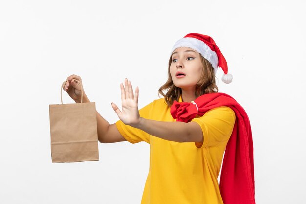 Primo piano sulla giovane donna graziosa che indossa il cappello di Natale isolato