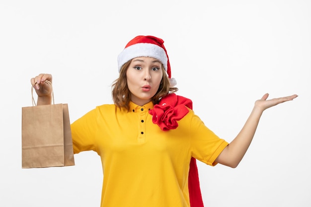 Primo piano sulla giovane donna graziosa che indossa il cappello di Natale isolato