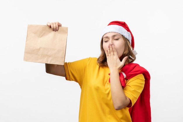 Primo piano sulla giovane donna graziosa che indossa il cappello di Natale isolato