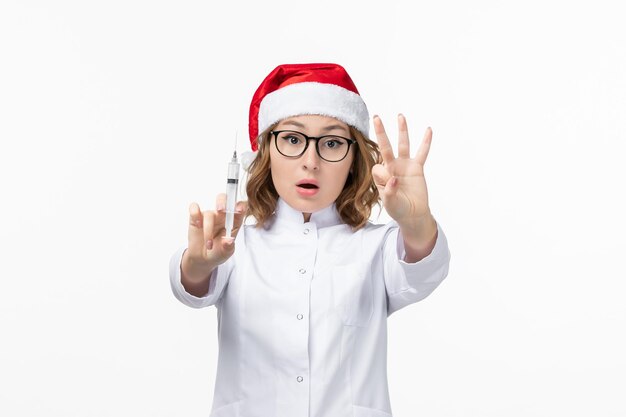 Primo piano sulla giovane donna graziosa che indossa il cappello di Natale isolato