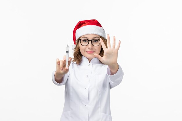 Primo piano sulla giovane donna graziosa che indossa il cappello di Natale isolato