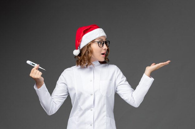 Primo piano sulla giovane donna graziosa che indossa il cappello di Natale isolato