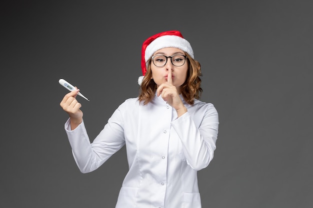 Primo piano sulla giovane donna graziosa che indossa il cappello di Natale isolato