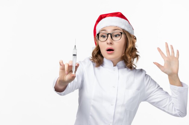 Primo piano sulla giovane donna graziosa che indossa il cappello di Natale isolato