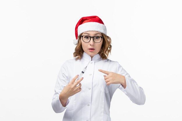 Primo piano sulla giovane donna graziosa che indossa il cappello di Natale isolato