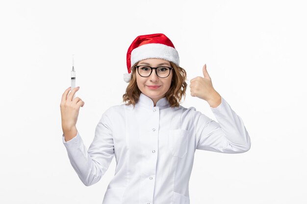 Primo piano sulla giovane donna graziosa che indossa il cappello di Natale isolato