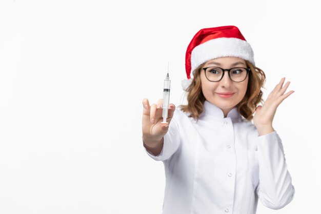 Primo piano sulla giovane donna graziosa che indossa il cappello di Natale isolato