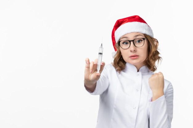 Primo piano sulla giovane donna graziosa che indossa il cappello di Natale isolato