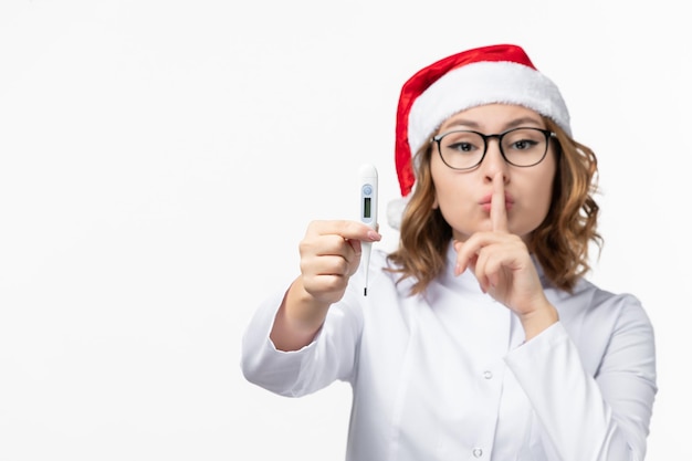 Primo piano sulla giovane donna graziosa che indossa il cappello di Natale isolato