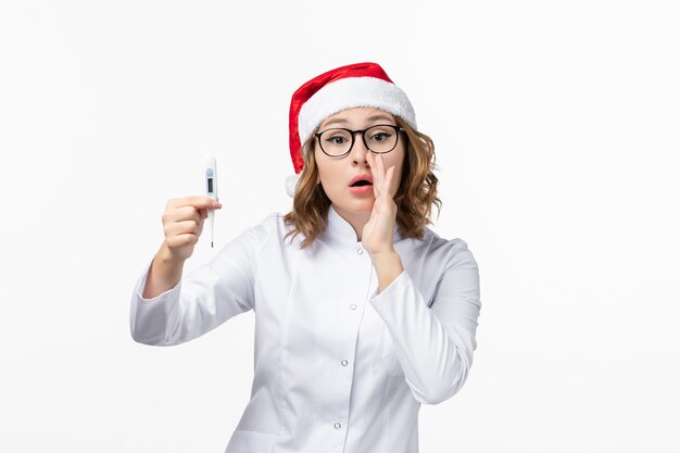 Primo piano sulla giovane donna graziosa che indossa il cappello di Natale isolato