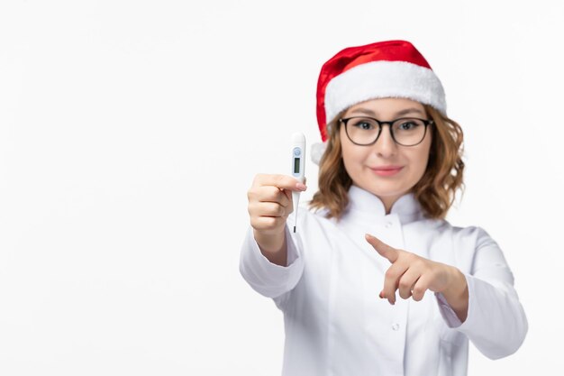 Primo piano sulla giovane donna graziosa che indossa il cappello di Natale isolato